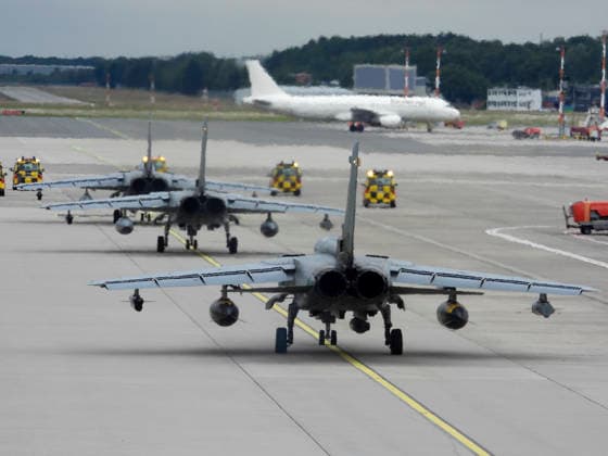 Hamburg, Eindrücke vom Helmut Schmidt Flughafen CNTV TORNADO- Die Tornado Jet Uebung am Helmut Schidt Airport Flughafen Hamburg ist beendet 5 der 6 Kampf Flugzeuge sind abgeflogen- Ein Tornado konnte wegen technischer Probleme nicht starten und soll in den naechsten Tagen repariert werden und anschließend nach Jagel fliegen Hamburg Flughafen 12.06.2026 Uebung Dispersed Operations Hamburg Panther Shield Luftwaffe Hamburg Deutschland *** CNTV TORNADO The Tornado Jet Exercise at Helmut Schidt Airport Hamburg has ended 5 of the 6 combat aircraft have flown off One Tornado could not take off due to technical problems and will be repaired in the next few days and then fly to Jagel Hamburg Airport 12 06 2026 Exercise Dispersed Operations Hamburg Panther Shield Luftwaffe Hamburg Germany
