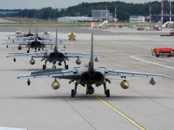Hamburg, Eindrücke vom Helmut Schmidt Flughafen CNTV TORNADO- Die Tornado Jet Uebung am Helmut Schidt Airport Flughafen Hamburg ist beendet 5 der 6 Kampf Flugzeuge sind abgeflogen- Ein Tornado konnte wegen technischer Probleme nicht starten und soll in den naechsten Tagen repariert werden und anschließend nach Jagel fliegen Hamburg Flughafen 12.06.2026 Uebung Dispersed Operations Hamburg Panther Shield Luftwaffe Hamburg Deutschland *** CNTV TORNADO The Tornado Jet Exercise at Helmut Schidt Airport Hamburg has ended 5 of the 6 combat aircraft have flown off One Tornado could not take off due to technical problems and will be repaired in the next few days and then fly to Jagel Hamburg Airport 12 06 2026 Exercise Dispersed Operations Hamburg Panther Shield Luftwaffe Hamburg Germany