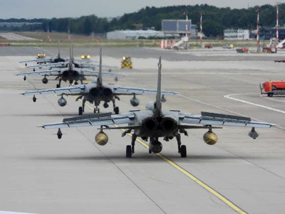 Hamburg, Eindrücke vom Helmut Schmidt Flughafen CNTV TORNADO- Die Tornado Jet Uebung am Helmut Schidt Airport Flughafen Hamburg ist beendet 5 der 6 Kampf Flugzeuge sind abgeflogen- Ein Tornado konnte wegen technischer Probleme nicht starten und soll in den naechsten Tagen repariert werden und anschließend nach Jagel fliegen Hamburg Flughafen 12.06.2026 Uebung Dispersed Operations Hamburg Panther Shield Luftwaffe Hamburg Deutschland *** CNTV TORNADO The Tornado Jet Exercise at Helmut Schidt Airport Hamburg has ended 5 of the 6 combat aircraft have flown off One Tornado could not take off due to technical problems and will be repaired in the next few days and then fly to Jagel Hamburg Airport 12 06 2026 Exercise Dispersed Operations Hamburg Panther Shield Luftwaffe Hamburg Germany
