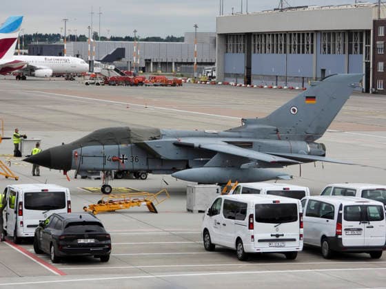 Hamburg, Eindrücke vom Helmut Schmidt Flughafen CNTV TORNADO- Die Tornado Jet Uebung am Helmut Schidt Airport Flughafen Hamburg ist beendet 5 der 6 Kampf Flugzeuge sind abgeflogen- Ein Tornado konnte wegen technischer Probleme nicht starten und soll in den naechsten Tagen repariert werden und anschließend nach Jagel fliegen Hamburg Flughafen 12.06.2026 Uebung Dispersed Operations Hamburg Panther Shield Luftwaffe Hamburg Deutschland *** CNTV TORNADO The Tornado Jet Exercise at Helmut Schidt Airport Hamburg has ended 5 of the 6 combat aircraft have flown off One Tornado could not take off due to technical problems and will be repaired in the next few days and then fly to Jagel Hamburg Airport 12 06 2026 Exercise Dispersed Operations Hamburg Panther Shield Luftwaffe Hamburg Germany