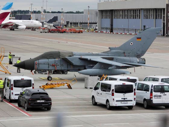 Hamburg, Eindrücke vom Helmut Schmidt Flughafen CNTV TORNADO- Die Tornado Jet Uebung am Helmut Schidt Airport Flughafen Hamburg ist beendet 5 der 6 Kampf Flugzeuge sind abgeflogen- Ein Tornado konnte wegen technischer Probleme nicht starten und soll in den naechsten Tagen repariert werden und anschließend nach Jagel fliegen Hamburg Flughafen 12.06.2026 Uebung Dispersed Operations Hamburg Panther Shield Luftwaffe Hamburg Deutschland *** CNTV TORNADO The Tornado Jet Exercise at Helmut Schidt Airport Hamburg has ended 5 of the 6 combat aircraft have flown off One Tornado could not take off due to technical problems and will be repaired in the next few days and then fly to Jagel Hamburg Airport 12 06 2026 Exercise Dispersed Operations Hamburg Panther Shield Luftwaffe Hamburg Germany