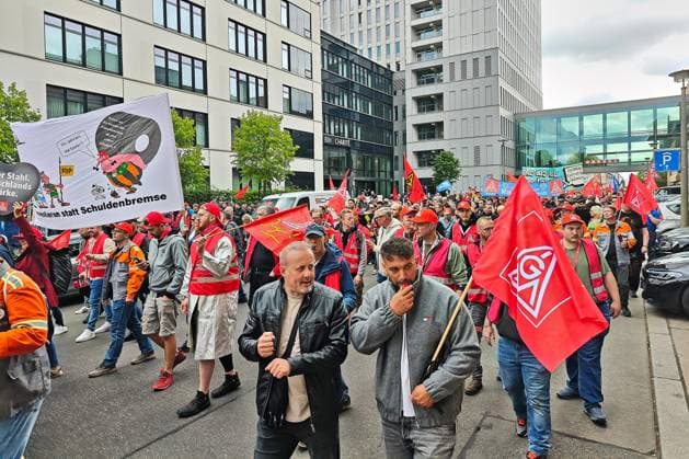 Berlin, Stahlarbeiter demonstrieren Berlin, Deutschland, 12.06.2026: Demo für deutschen Stahl unter dem Motto Stahl hat Zukunft - bei uns : Stahlarbeiter protestieren nach einem Demoaufruf der IG Metall im Berliner Regierungsviertel für besseren Schutz vor billigem Stahl aus China und einen dauerhaften Industriestrompreis *** Berlin, Germany, 12 06 2026 Demo for German steel under the slogan Stahl hat Zukunft bei uns Steel workers protest in Berlins government district for better protection against cheap steel from China and a permanent industrial electricity price following a demonstration call by IG Metall trade union Copyright: xdtsxNachrichtenagenturx dts_122789