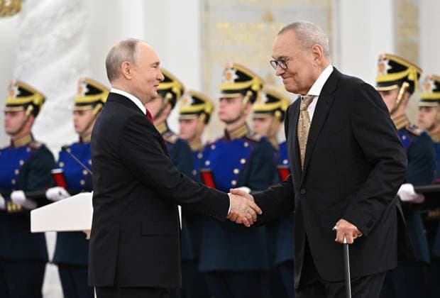 Russia Putin State Awards Presentation 9188387 12.06.2026 Russian President Vladimir Putin presents a Russian National Award in literature and art to film director Andrei Konchalovsky during a ceremony to present state awards for achievements in science and technology, literature and the arts, and humanitarian activity, as well as Hero of Labour gold medals, at the Kremlin in Moscow, Russia. Sergey Bobylev Sputnik Moscow Russia  Copyright: xSergeyxBobylevx