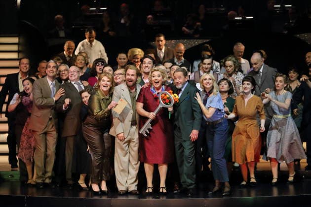 Gisa Flake, Nico Holonics, Mirka Wagner, Thorsten Merten und Maria-Danae Bansen, mittig v.l., sowie Ensemble während der Fotoprobe für Mokka-Hits und Milchbar-Träume in der Komischen Oper im Schillertheater in Berlin, 11. Juni 2026. Revue von Axel Ranisch und Adam Benzwi. Musikalische Leitung Adam Benzwi. Szenische Einrichtung Axel Ranisch. Bühne Saskia Wunsch. Kostüme Alfred Mayerhofer. Premiere ist am 14. Juni 2026. Komische Oper Berlin Mokka-Hits und Milchbar-Träume *** Gisa Flake, Nico Holonics, Mirka Wagner, Thorsten Merten and Maria Danae Bansen, center from left, and ensemble during the photo rehearsal for Mokka Hits and Milk Bar Dreams at the Komische Oper im Schillertheater in Berlin, June 11, 2026 Revue by Axel Ranisch