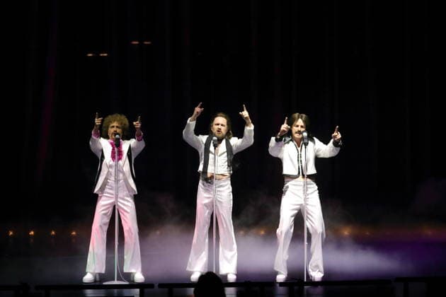 Philipp Meierhöfer, Nico Holonics und Johannes Dunz, v.l., während der Fotoprobe für Mokka-Hits und Milchbar-Träume in der Komischen Oper im Schillertheater in Berlin, 11. Juni 2026. Revue von Axel Ranisch und Adam Benzwi. Musikalische Leitung Adam Benzwi. Szenische Einrichtung Axel Ranisch. Bühne Saskia Wunsch. Kostüme Alfred Mayerhofer. Premiere ist am 14. Juni 2026. Komische Oper Berlin Mokka-Hits und Milchbar-Träume *** Philipp Meierhöfer, Nico Holonics and Johannes Dunz, from left, during the photo rehearsal for Mokka Hits and Milk Bar Dreams at the Komische Oper im Schillertheater in Berlin, June 11, 2026 Revue by Axel Ranisch and Adam Benzwi Musical direction Adam Benzwi Scenic design Axel Ranisch Stage Saskia Wunsch Cost