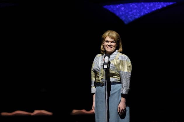 Gisa Flake während der Fotoprobe für Mokka-Hits und Milchbar-Träume in der Komischen Oper im Schillertheater in Berlin, 11. Juni 2026. Revue von Axel Ranisch und Adam Benzwi. Musikalische Leitung Adam Benzwi. Szenische Einrichtung Axel Ranisch. Bühne Saskia Wunsch. Kostüme Alfred Mayerhofer. Premiere ist am 14. Juni 2026. Komische Oper Berlin Mokka-Hits und Milchbar-Träume *** Gisa Flake during the photo rehearsal for Mokka Hits and Milk Bar Dreams at the Komische Oper im Schillertheater in Berlin, June 11, 2026 Revue by Axel Ranisch and Adam Benzwi Musical direction Adam Benzwi Scenic design Axel Ranisch Stage design Saskia Wunsch Costumes Alfred Mayerhofer Premiere is on June 14, 2026 Komische Oper Berlin Mokka Hits and Milk Ba