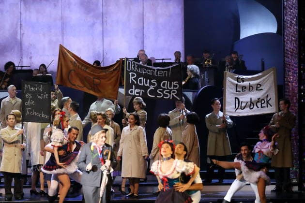 Ensemble während der Fotoprobe für Mokka-Hits und Milchbar-Träume in der Komischen Oper im Schillertheater in Berlin, 11. Juni 2026. Revue von Axel Ranisch und Adam Benzwi. Musikalische Leitung Adam Benzwi. Szenische Einrichtung Axel Ranisch. Bühne Saskia Wunsch. Kostüme Alfred Mayerhofer. Premiere ist am 14. Juni 2026. Komische Oper Berlin Mokka-Hits und Milchbar-Träume *** Ensemble during the photo rehearsal for Mokka Hits and Milk Bar Dreams at the Komische Oper im Schillertheater in Berlin, June 11, 2026 Revue by Axel Ranisch and Adam Benzwi Musical direction Adam Benzwi Scenic design Axel Ranisch Stage Saskia Wunsch Costumes Alfred Mayerhofer Premiere is on June 14, 2026 Komische Oper Berlin Mokka Hits and Milk Bar Dreams