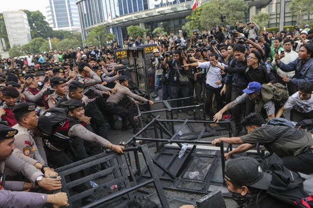 Protest in Jakarta, Indonesia JAKARTA, INDONESIA - JUNE 12: Demonstrators clash with police officers during a protest at in Jakarta, Indonesia, on June 12, 2026. Protesters criticized several government policies and called for lower prices of basic goods and fuel, an end to alleged wasteful state spending, the termination of the Free Nutritious Meals (MBG) program and Merah Putih Village Cooperative project, and end to military involvement in civilian affairs. Agoes Rudianto Anadolu Jakarta Indonesia. Editorial use only. Please get in touch for any other usage.  Copyright: x2026xAnadoluxAgoesxRudiantox