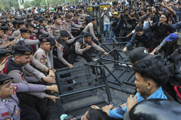 Protest in Jakarta, Indonesia JAKARTA, INDONESIA - JUNE 12: Demonstrators clash with police officers during a protest at in Jakarta, Indonesia, on June 12, 2026. Protesters criticized several government policies and called for lower prices of basic goods and fuel, an end to alleged wasteful state spending, the termination of the Free Nutritious Meals (MBG) program and Merah Putih Village Cooperative project, and end to military involvement in civilian affairs. Agoes Rudianto Anadolu Jakarta Indonesia. Editorial use only. Please get in touch for any other usage.  Copyright: x2026xAnadoluxAgoesxRudiantox