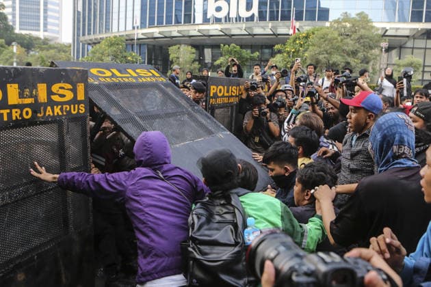 Protest in Jakarta, Indonesia JAKARTA, INDONESIA - JUNE 12: Demonstrators clash with police officers during a protest at in Jakarta, Indonesia, on June 12, 2026. Protesters criticized several government policies and called for lower prices of basic goods and fuel, an end to alleged wasteful state spending, the termination of the Free Nutritious Meals (MBG) program and Merah Putih Village Cooperative project, and end to military involvement in civilian affairs. Agoes Rudianto Anadolu Jakarta Indonesia. Editorial use only. Please get in touch for any other usage.  Copyright: x2026xAnadoluxAgoesxRudiantox