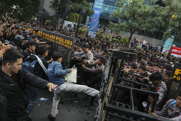 Protest in Jakarta, Indonesia JAKARTA, INDONESIA - JUNE 12: Demonstrators clash with police officers during a protest at in Jakarta, Indonesia, on June 12, 2026. Protesters criticized several government policies and called for lower prices of basic goods and fuel, an end to alleged wasteful state spending, the termination of the Free Nutritious Meals (MBG) program and Merah Putih Village Cooperative project, and end to military involvement in civilian affairs. Agoes Rudianto Anadolu Jakarta Indonesia. Editorial use only. Please get in touch for any other usage.  Copyright: x2026xAnadoluxAgoesxRudiantox