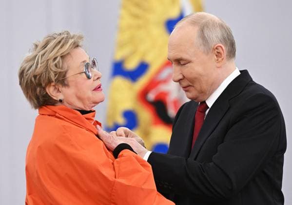 Russia Putin State Awards Presentation 9188430 12.06.2026 Russian President Vladimir Putin presents the Hero of Labour of Russia gold star to actress of the Sovremennik Theatre Marina Neyolova during a ceremony to present state awards for achievements in science and technology, literature and the arts, and humanitarian activity, as well as Hero of Labour gold medals, at the Kremlin in Moscow, Russia. Sergey Bobylev Sputnik Moscow Russia  Copyright: xSergeyxBobylevx