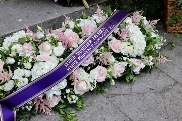Fleurs et couronnes lors des obèques de Bernadette Chirac devant la Basilique Sainte Clotilde à Paris le 12 juin 2026 Jacovides Liewig Bestimage Flowers and wreaths at Bernadette Chiracs funeral outside the Basilica of Sainte Clotilde in Paris on 12 June 2026 Paris France  Copyright: xJacovidesx xLiewigx xBestimagexJacovidesx xLiewigx xBestimagex