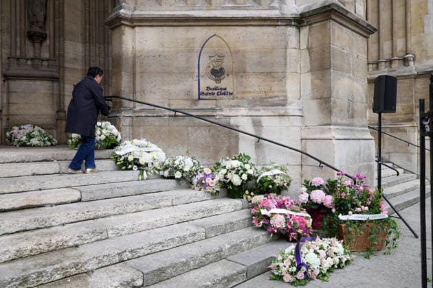 Fleurs et couronnes lors des obèques de Bernadette Chirac devant la Basilique Sainte Clotilde à Paris le 12 juin 2026 Jacovides Liewig Bestimage Flowers and wreaths at Bernadette Chiracs funeral outside the Basilica of Sainte Clotilde in Paris on 12 June 2026 Paris France  Copyright: xJacovidesx xLiewigx xBestimagexJacovidesx xLiewigx xBestimagex