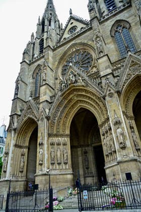 Fleurs et couronnes lors des obèques de Bernadette Chirac devant la Basilique Sainte Clotilde à Paris le 12 juin 2026 Jacovides Liewig Bestimage Flowers and wreaths at Bernadette Chiracs funeral outside the Basilica of Sainte Clotilde in Paris on 12 June 2026 Paris France  Copyright: xJacovidesx xLiewigx xBestimagexJacovidesx xLiewigx xBestimagex