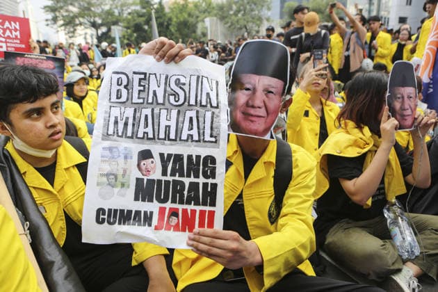 Students Protest Against Government Policies in Jakarta, Indonesia JAKARTA, INDONESIA - JUNE 12: Students participate in a protest at in Jakarta, Indonesia, on June 12, 2026. Protesters criticized several government policies and called for lower prices of basic goods and fuel, an end to alleged wasteful state spending, the termination of the Free Nutritious Meals (MBG) program and Merah Putih Village Cooperative project, and end to military involvement in civilian affairs. Agoes Rudianto Anadolu Jakarta Indonesia. Editorial use only. Please get in touch for any other usage.  Copyright: x2026xAnadoluxAgoesxRudiantox