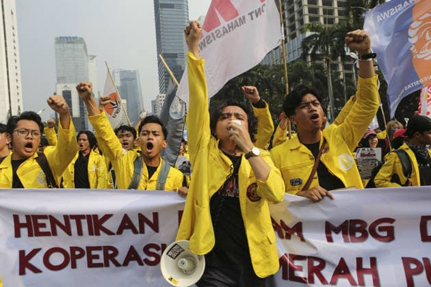 Students Protest Against Government Policies in Jakarta, Indonesia JAKARTA, INDONESIA - JUNE 12: Students participate in a protest at in Jakarta, Indonesia, on June 12, 2026. Protesters criticized several government policies and called for lower prices of basic goods and fuel, an end to alleged wasteful state spending, the termination of the Free Nutritious Meals (MBG) program and Merah Putih Village Cooperative project, and end to military involvement in civilian affairs. Agoes Rudianto Anadolu Jakarta Indonesia. Editorial use only. Please get in touch for any other usage.  Copyright: x2026xAnadoluxAgoesxRudiantox