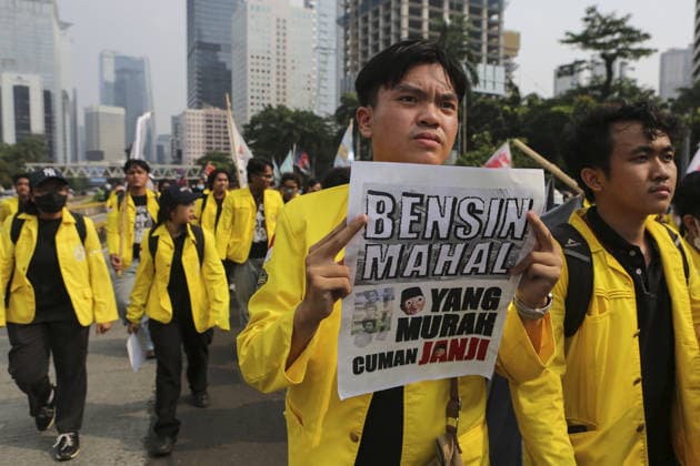 Students Protest Against Government Policies in Jakarta, Indonesia JAKARTA, INDONESIA - JUNE 12: Students participate in a protest at in Jakarta, Indonesia, on June 12, 2026. Protesters criticized several government policies and called for lower prices of basic goods and fuel, an end to alleged wasteful state spending, the termination of the Free Nutritious Meals (MBG) program and Merah Putih Village Cooperative project, and end to military involvement in civilian affairs. Agoes Rudianto Anadolu Jakarta Indonesia. Editorial use only. Please get in touch for any other usage.  Copyright: x2026xAnadoluxAgoesxRudiantox