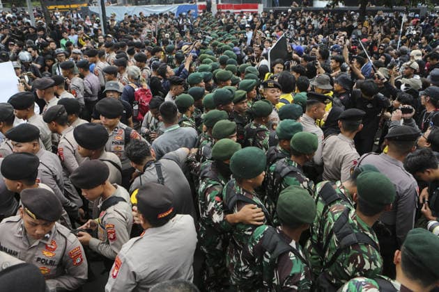 Students Protest Against Government Policies in Jakarta, Indonesia JAKARTA, INDONESIA - JUNE 12: Indonesian police and military personnel block a road during a student protest at in Jakarta, Indonesia, on June 12, 2026. Protesters criticized several government policies and called for lower prices of basic goods and fuel, an end to alleged wasteful state spending, the termination of the Free Nutritious Meals (MBG) program and Merah Putih Village Cooperative project, and end to military involvement in civilian affairs. Agoes Rudianto Anadolu Jakarta Indonesia. Editorial use only. Please get in touch for any other usage.  Copyright: x2026xAnadoluxAgoesxRudiantox