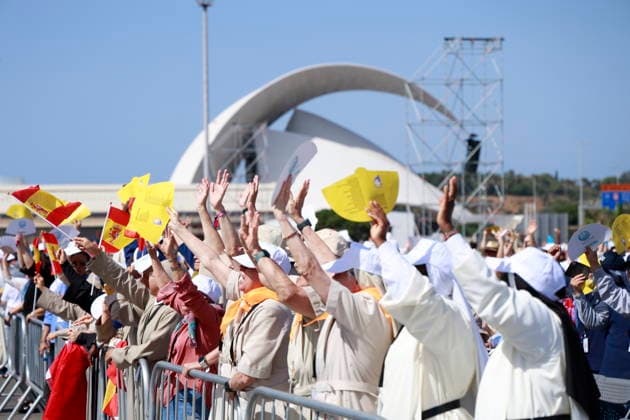 Holy Mass presided over by Pope Leo XIV in the port of Santa Cruz de Tenerife Numerous people gathered for the celebration of the Mass presided over by Pope Leo XIV, on June 12, 2026, in Santa Cruz de Tenerife, Canary Islands, Spain This historic open-air Eucharist, held on the esplanade of the port of the capital of Tenerife, brought together thousands of faithful from all the islands of the western province as part of the last great liturgical gathering of his apostolic journey through the archipelago, held on the esplanade of the port of the capital of Tenerife, brings together thousands of faithful from all the islands of the Western Province as part of the last great liturgical gathering of his apostolic journey through the Canary Isl  Copyright: xGermanxL.xMaymo ACFIx 7591504
