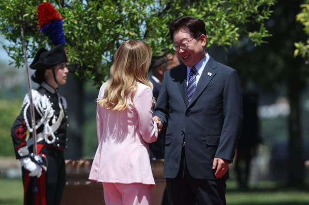 IPA85605859 - Rome, Italy June 12, 2026: At Villa Pamphilj, Prime Minister Giorgia Meloni meets with the President of the Republic of Korea, Lee Jae Myung. The meeting reaffirms the strength of bilateral relations and the shared commitment to strengthening cooperation between Italy and Korea in key areas of strategic interest.  Copyright: xmarcoxiacobuccix xmarcoxiacobuccix 85605859