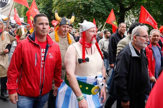 IG Metall Demo Ein als Obelix verkleideter Stahlarbeiter demonstriert während einer IG Metall Demo für die Zukunft der Stahlindustrie, am Bundesministerium für Wirtschaft und Klimaschutz, Berlin, 12.06.2026. Berlin Berlin Deutschland *** IG Metall demo A steel worker dressed as Obelix demonstrates during an IG Metall demo for the future of the steel industry, at the Federal Ministry of Economics and Climate Protection, Berlin, 12 06 2026 Berlin Berlin Germany