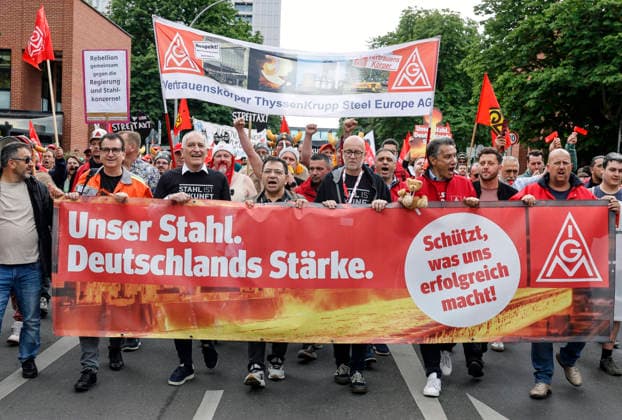 IG Metall Demo Stahlarbeiter demonstrieren während einer IG Metall Demo für die Zukunft der Stahlindustrie, am Bundesministerium für Wirtschaft und Klimaschutz, Berlin, 12.06.2026. Berlin Berlin Deutschland *** IG Metall demo Steel workers demonstrate during an IG Metall demo for the future of the steel industry, at the Federal Ministry of Economics and Climate Protection, Berlin, 12 06 2026 Berlin Berlin Germany
