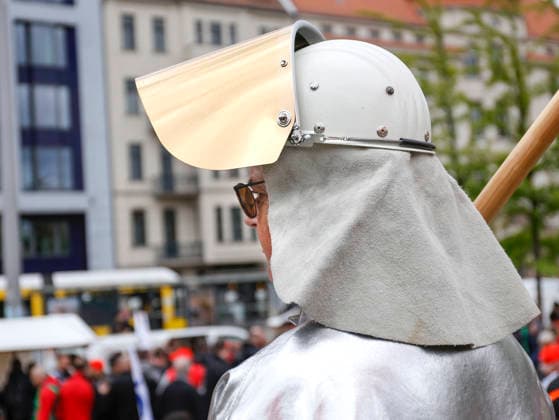 IG Metall Demo Ein Stahlarbeiter in Schutzkleidung demonstriert während einer IG Metall Demo für die Zukunft der Stahlindustrie, am Bundesministerium für Wirtschaft und Klimaschutz, Berlin, 12.06.2026. Berlin Berlin Deutschland *** IG Metall demo A steel worker in protective clothing demonstrates during an IG Metall demo for the future of the steel industry, at the Federal Ministry of Economics and Climate Protection, Berlin, 12 06 2026 Berlin Berlin Germany