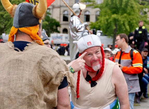 IG Metall Demo Ein als Obelix verkleideter Stahlarbeiter demonstriert während einer IG Metall Demo für die Zukunft der Stahlindustrie, am Bundesministerium für Wirtschaft und Klimaschutz, Berlin, 12.06.2026. Berlin Berlin Deutschland *** IG Metall demo A steel worker dressed as Obelix demonstrates during an IG Metall demo for the future of the steel industry, at the Federal Ministry of Economics and Climate Protection, Berlin, 12 06 2026 Berlin Berlin Germany