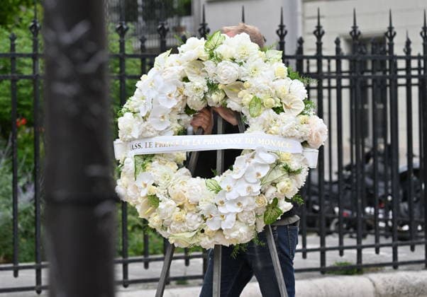 Crown of the Prince and Princess of Monaco at Bernadette Chiracs funeral outside the Basilica of Sainte Clotilde in Paris on 12 June 2026 Jacovides Liewig Bestimage Flowers and wreaths at Bernadette Chiracs funeral outside the Basilica of Sainte Clotilde in Paris on 12 June 2026 Paris France  Copyright: xJacovidesx xLiewigx xBestimagexJacovidesx xLiewigx xBestimagex