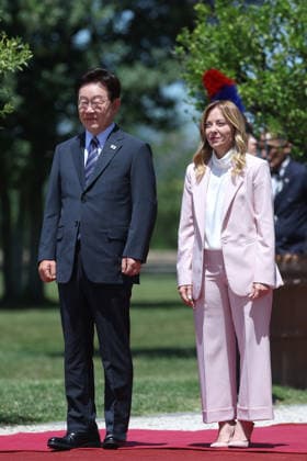 IPA85605899 - Rome, Italy June 12, 2026: At Villa Pamphilj, Prime Minister Giorgia Meloni meets with the President of the Republic of Korea, Lee Jae Myung. The meeting reaffirms the strength of bilateral relations and the shared commitment to strengthening cooperation between Italy and Korea in key areas of strategic interest.  Copyright: xmarcoxiacobuccix xmarcoxiacobuccix 85605899