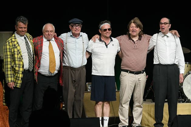 Herbert Knebels Affentheater - Voll Karacho! am 11.06.2026 in der Mathias-Jakobs-Stadthalle in Gladbeck V.l.n.r.: Tomek ( Thomas Tomek Inderka ) - Ludek ( Ludwig Ludek Götz ) - Herbert Knebel ( Uwe Lyko ) - Bumm Bumm Roy ( Stefan Lammert ) - Ozzy Ostermann ( Georg Göbel-Jakobi ) und Ernst Pichl ( Martin Breuer ) stehen am 11.06.2026 in der Mathias-Jakobs-Stadthalle in Gladbeck auf der Bühne Ozzy Ostermann ( Georg Göbel-Jakobi ) Ernst Pichl ( Martin Breuer ) Bumm Bumm Roy ( Stefan Lammert ) Ludek ( Ludwig Ludek Götz Posaune ) & Tomek ( Thomas Tomek Inderka Trompete ) *** Herbert Knebels Affentheater Voll Karacho on 11 06 2026 in the Mathias Jakobs Stadthalle in Gladbeck V l n r Tomek Thomas Tomek Inderka Ludek Ludwig Ludek G xRx