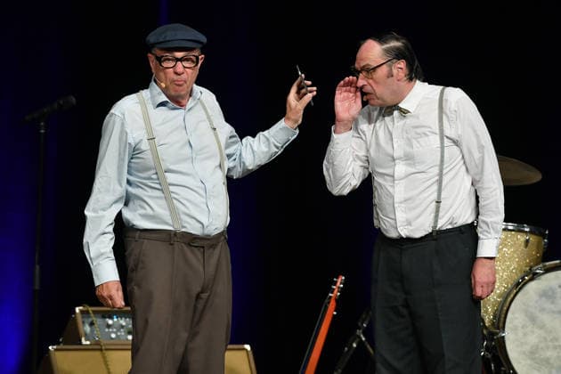 Herbert Knebels Affentheater - Voll Karacho! am 11.06.2026 in der Mathias-Jakobs-Stadthalle in Gladbeck Herbert Knebel ( Uwe Lyko ), links - und Ernst Pichl ( Martin Breuer ), rechts - stehen am 11.06.2026 in der Mathias-Jakobs-Stadthalle in Gladbeck auf der Bühne *** Herbert Knebels Affentheater Voll Karacho on 11 06 2026 in the Mathias Jakobs Stadthalle in Gladbeck Herbert Knebel Uwe Lyko , left and Ernst Pichl Martin Breuer , right are on stage on 11 06 2026 in the Mathias Jakobs Stadthalle in Gladbeck xRx