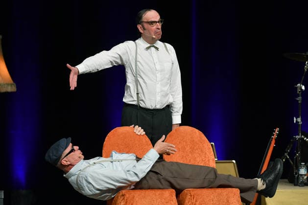 Herbert Knebels Affentheater - Voll Karacho! am 11.06.2026 in der Mathias-Jakobs-Stadthalle in Gladbeck Herbert Knebel ( Uwe Lyko ), vorne - und Ernst Pichl ( Martin Breuer ), hinten - stehen am 11.06.2026 in der Mathias-Jakobs-Stadthalle in Gladbeck auf der Bühne *** Herbert Knebels Affentheater Voll Karacho on 11 06 2026 in the Mathias Jakobs Stadthalle in Gladbeck Herbert Knebel Uwe Lyko , front and Ernst Pichl Martin Breuer , back are on stage on 11 06 2026 in the Mathias Jakobs Stadthalle in Gladbeck xRx