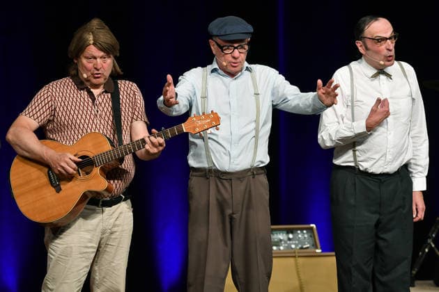 Herbert Knebels Affentheater - Voll Karacho! am 11.06.2026 in der Mathias-Jakobs-Stadthalle in Gladbeck Ozzy Ostermann ( Georg Göbel-Jakobi ), links - Herbert Knebel ( Uwe Lyko ), mitte - und Ernst Pichl ( Martin Breuer ), rechts - stehen am 11.06.2026 in der Mathias-Jakobs-Stadthalle in Gladbeck auf der Bühne *** Herbert Knebels Affentheater Voll Karacho on 11 06 2026 in the Mathias Jakobs Stadthalle in Gladbeck Ozzy Ostermann Georg Göbel Jakobi , left Herbert Knebel Uwe Lyko , center and Ernst Pichl Martin Breuer , right are on stage on 11 06 2026 in the Mathias Jakobs Stadthalle in Gladbeck xRx