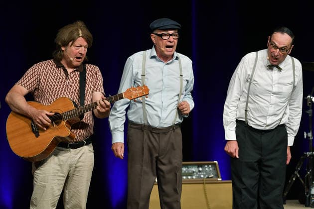 Herbert Knebels Affentheater - Voll Karacho! am 11.06.2026 in der Mathias-Jakobs-Stadthalle in Gladbeck Ozzy Ostermann ( Georg Göbel-Jakobi ), links - Herbert Knebel ( Uwe Lyko ), mitte - und Ernst Pichl ( Martin Breuer ), rechts - stehen am 11.06.2026 in der Mathias-Jakobs-Stadthalle in Gladbeck auf der Bühne *** Herbert Knebels Affentheater Voll Karacho on 11 06 2026 in the Mathias Jakobs Stadthalle in Gladbeck Ozzy Ostermann Georg Göbel Jakobi , left Herbert Knebel Uwe Lyko , center and Ernst Pichl Martin Breuer , right are on stage on 11 06 2026 in the Mathias Jakobs Stadthalle in Gladbeck xRx