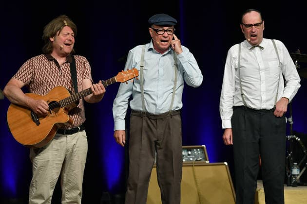 Herbert Knebels Affentheater - Voll Karacho! am 11.06.2026 in der Mathias-Jakobs-Stadthalle in Gladbeck Ozzy Ostermann ( Georg Göbel-Jakobi ), links - Herbert Knebel ( Uwe Lyko ), mitte - und Ernst Pichl ( Martin Breuer ), rechts - stehen am 11.06.2026 in der Mathias-Jakobs-Stadthalle in Gladbeck auf der Bühne *** Herbert Knebels Affentheater Voll Karacho on 11 06 2026 in the Mathias Jakobs Stadthalle in Gladbeck Ozzy Ostermann Georg Göbel Jakobi , left Herbert Knebel Uwe Lyko , center and Ernst Pichl Martin Breuer , right are on stage on 11 06 2026 in the Mathias Jakobs Stadthalle in Gladbeck xRx
