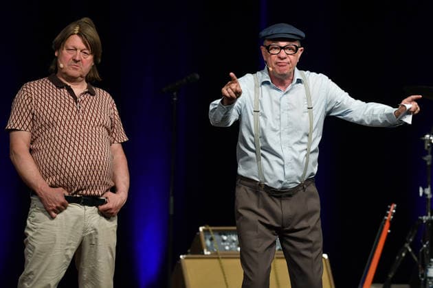 Herbert Knebels Affentheater - Voll Karacho! am 11.06.2026 in der Mathias-Jakobs-Stadthalle in Gladbeck Ozzy Ostermann ( Georg Göbel-Jakobi ), links - und Herbert Knebel ( Uwe Lyko ), rechts - stehen am 11.06.2026 in der Mathias-Jakobs-Stadthalle in Gladbeck auf der Bühne *** Herbert Knebels Affentheater Voll Karacho on 11 06 2026 in the Mathias Jakobs Stadthalle in Gladbeck Ozzy Ostermann Georg Göbel Jakobi , left and Herbert Knebel Uwe Lyko , right are on stage on 11 06 2026 in the Mathias Jakobs Stadthalle in Gladbeck xRx