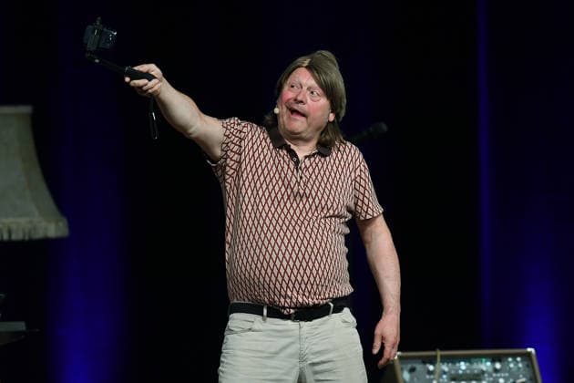 Herbert Knebels Affentheater - Voll Karacho! am 11.06.2026 in der Mathias-Jakobs-Stadthalle in Gladbeck Ozzy Ostermann ( Georg Göbel-Jakobi ) steht am 11.06.2026 in der Mathias-Jakobs-Stadthalle in Gladbeck auf der Bühne *** Herbert Knebels Affentheater Voll Karacho on 11 06 2026 in the Mathias Jakobs Stadthalle in Gladbeck Ozzy Ostermann Georg Göbel Jakobi will be on stage on 11 06 2026 in the Mathias Jakobs Stadthalle in Gladbeck xRx