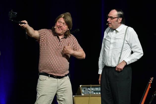 Herbert Knebels Affentheater - Voll Karacho! am 11.06.2026 in der Mathias-Jakobs-Stadthalle in Gladbeck Ozzy Ostermann ( Georg Göbel-Jakobi ), links - Ernst Pichl ( Martin Breuer ), rechts - stehen am 11.06.2026 in der Mathias-Jakobs-Stadthalle in Gladbeck auf der Bühne *** Herbert Knebels Affentheater Voll Karacho on 11 06 2026 in the Mathias Jakobs Stadthalle in Gladbeck Ozzy Ostermann Georg Göbel Jakobi , left Ernst Pichl Martin Breuer , right are on stage on 11 06 2026 in the Mathias Jakobs Stadthalle in Gladbeck xRx