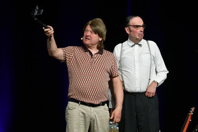 Herbert Knebels Affentheater - Voll Karacho! am 11.06.2026 in der Mathias-Jakobs-Stadthalle in Gladbeck Ozzy Ostermann ( Georg Göbel-Jakobi ), links - Ernst Pichl ( Martin Breuer ), rechts - stehen am 11.06.2026 in der Mathias-Jakobs-Stadthalle in Gladbeck auf der Bühne *** Herbert Knebels Affentheater Voll Karacho on 11 06 2026 in the Mathias Jakobs Stadthalle in Gladbeck Ozzy Ostermann Georg Göbel Jakobi , left Ernst Pichl Martin Breuer , right are on stage on 11 06 2026 in the Mathias Jakobs Stadthalle in Gladbeck xRx