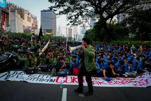 indonesia-economy-student protest JAKARTA, INDONESIA JUNE 12, 2026: Students take part in a protest in Jakarta, Indonesia. Demonstrators gathered to highlight economic concerns, including the weakening Indonesian rupiah and rising fuel prices, while calling on the government to address the increasing cost of living and broader economic challenges facing the country. Photo by Andri Munariz JNA Press (Photo by Andri Munazir JNA Press via Nexpher Images) Jakarta