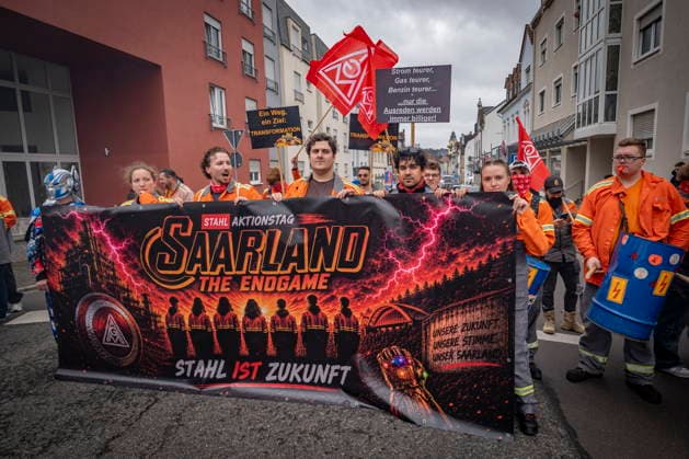 12.06.2026, Saarland, Voelklingen. Bis zu 10.000 Stahlarbeiter demonstrieren am Freitag im Rahmen eines Stahlaktionstages in der Völklinger Innenstadt. Drei Demonstrationszüge treffen sich gemeinsam am Hindenburgplatz wo eine Kundgebung stattfindet. Die Beschäftigten protestieren für niedrigere Energiepreise und gegen Änderungen beim grünen Stahl. Es gehe dabei um die Zukunft der Stahlindustrie und der Beschäftigten. *** 12 06 2026, Saarland, Voelklingen Up to 10,000 steel workers demonstrate on Friday as part of a steel action day in the center of Völklingen Three demonstration processions meet together at Hindenburgplatz where a rally takes place The workers are protesting for lower energy prices and against changes to green steel bub