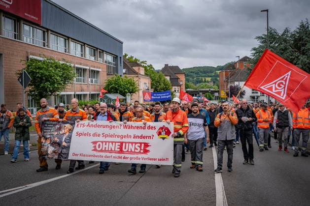 12.06.2026, Saarland, Voelklingen. Bis zu 10.000 Stahlarbeiter demonstrieren am Freitag im Rahmen eines Stahlaktionstages in der Völklinger Innenstadt. Drei Demonstrationszüge treffen sich gemeinsam am Hindenburgplatz wo eine Kundgebung stattfindet. Die Beschäftigten protestieren für niedrigere Energiepreise und gegen Änderungen beim grünen Stahl. Es gehe dabei um die Zukunft der Stahlindustrie und der Beschäftigten. *** 12 06 2026, Saarland, Voelklingen Up to 10,000 steel workers demonstrate on Friday as part of a steel action day in the center of Völklingen Three demonstration processions meet together at Hindenburgplatz where a rally takes place The workers are protesting for lower energy prices and against changes to green steel bub