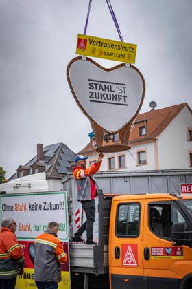 12.06.2026, Saarland, Voelklingen. Bis zu 10.000 Stahlarbeiter demonstrieren am Freitag im Rahmen eines Stahlaktionstages in der Völklinger Innenstadt. Drei Demonstrationszüge treffen sich gemeinsam am Hindenburgplatz wo eine Kundgebung stattfindet. Die Beschäftigten protestieren für niedrigere Energiepreise und gegen Änderungen beim grünen Stahl. Es gehe dabei um die Zukunft der Stahlindustrie und der Beschäftigten. *** 12 06 2026, Saarland, Voelklingen Up to 10,000 steel workers demonstrate on Friday as part of a steel action day in the center of Völklingen Three demonstration processions meet together at Hindenburgplatz where a rally takes place The workers are protesting for lower energy prices and against changes to green steel bub