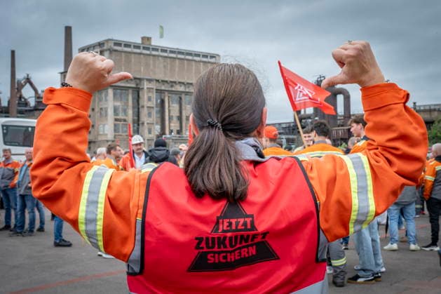 12.06.2026, Saarland, Voelklingen. Bis zu 10.000 Stahlarbeiter demonstrieren am Freitag im Rahmen eines Stahlaktionstages in der Völklinger Innenstadt. Drei Demonstrationszüge treffen sich gemeinsam am Hindenburgplatz wo eine Kundgebung stattfindet. Die Beschäftigten protestieren für niedrigere Energiepreise und gegen Änderungen beim grünen Stahl. Es gehe dabei um die Zukunft der Stahlindustrie und der Beschäftigten. *** 12 06 2026, Saarland, Voelklingen Up to 10,000 steel workers demonstrate on Friday as part of a steel action day in the center of Völklingen Three demonstration processions meet together at Hindenburgplatz where a rally takes place The employees protest for lower energy prices and against changes to green steel It is bub