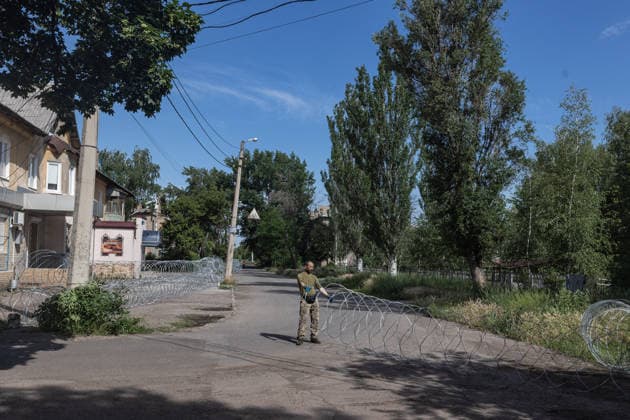 Aftermath of Russian attack on Ukraine s Druzhkivka DRUZHKIVKA, UKRAINE - JUNE 12: A Ukrainian soldier lays barbed wire on a street in the city of Druzhkivka, Ukraine, 12 June 2026 Diego Herrera Carcedo Anadolu Druzhkivka Ukraine. Editorial use only. Please get in touch for any other usage.  Copyright: x2026xAnadoluxDiegoxHerreraxCarcedox
