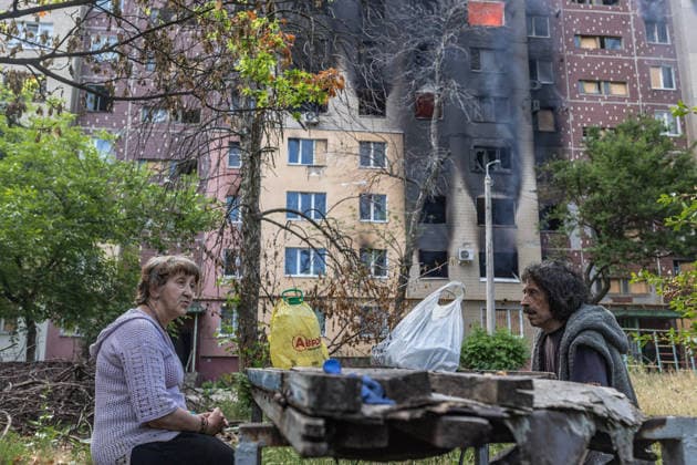 Aftermath of Russian attack on Ukraine s Druzhkivka DRUZHKIVKA, UKRAINE - JUNE 12: A man and a woman sitting in front of a residential building on fire where they used to live, following the impact of a Russian FPV drone, in Druzhkivka, Ukraine, 12 June 2026 Diego Herrera Carcedo Anadolu Druzhkivka Ukraine. Editorial use only. Please get in touch for any other usage.  Copyright: x2026xAnadoluxDiegoxHerreraxCarcedox