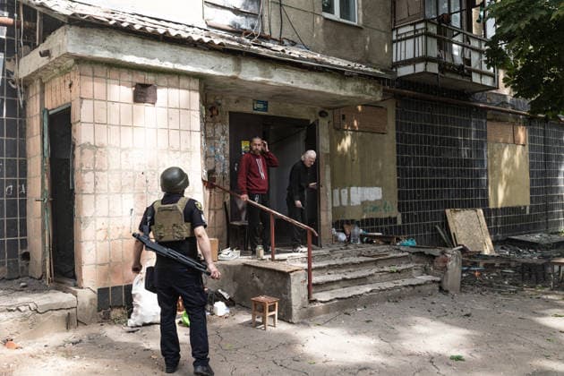 Aftermath of Russian attack on Ukraine s Druzhkivka DRUZHKIVKA, UKRAINE - JUNE 12: Residents report a fire in their building entrance following the impact of a Russian FPV drone in Druzhkivka, Ukraine, 12 June 2026 Diego Herrera Carcedo Anadolu Druzhkivka Ukraine. Editorial use only. Please get in touch for any other usage.  Copyright: x2026xAnadoluxDiegoxHerreraxCarcedox