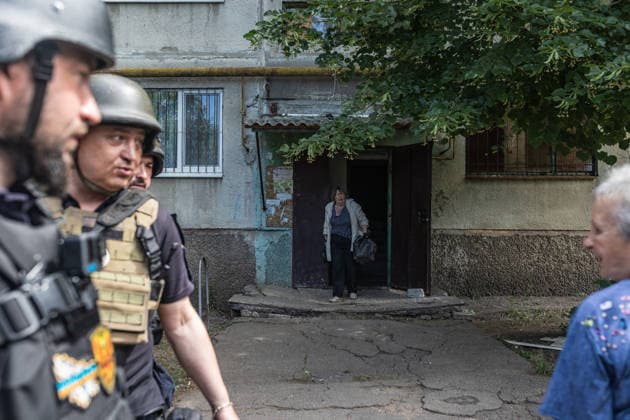 Aftermath of Russian attack on Ukraine s Druzhkivka DRUZHKIVKA, UKRAINE - JUNE 12: Emergency services in Ukraine evacuate a woman in Druzhkivka, Ukraine, 12 June 2026 Diego Herrera Carcedo Anadolu Druzhkivka Ukraine. Editorial use only. Please get in touch for any other usage.  Copyright: x2026xAnadoluxDiegoxHerreraxCarcedox